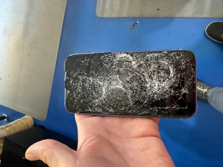 Vlhký papírový ručník na obrazovku: jednoduchý trik na škrábance