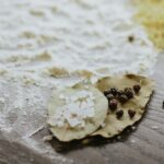 Vložte bobkový list do mouky: starý trik proti molům, který funguje stále