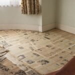 Zasuňte novinový papír pod koberec: prostředek proti vlhkosti, který funguje