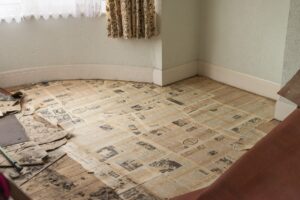 Zasuňte novinový papír pod koberec: prostředek proti vlhkosti, který funguje