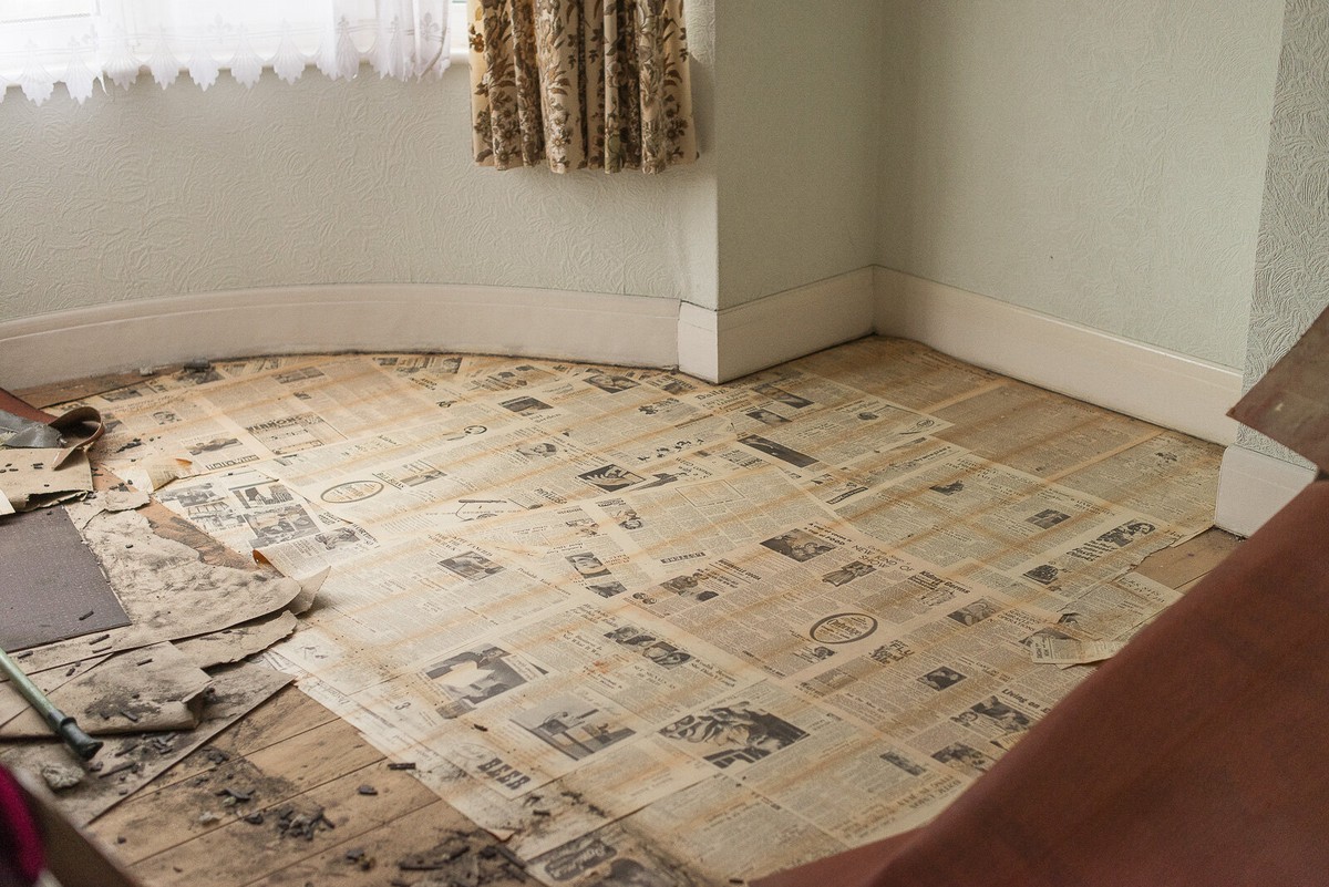 Zasuňte novinový papír pod koberec: prostředek proti vlhkosti, který funguje